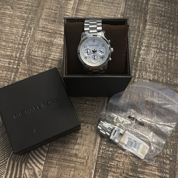 Michael Kors Silver MK5304 Watch with Box - Picture 1 of 6
